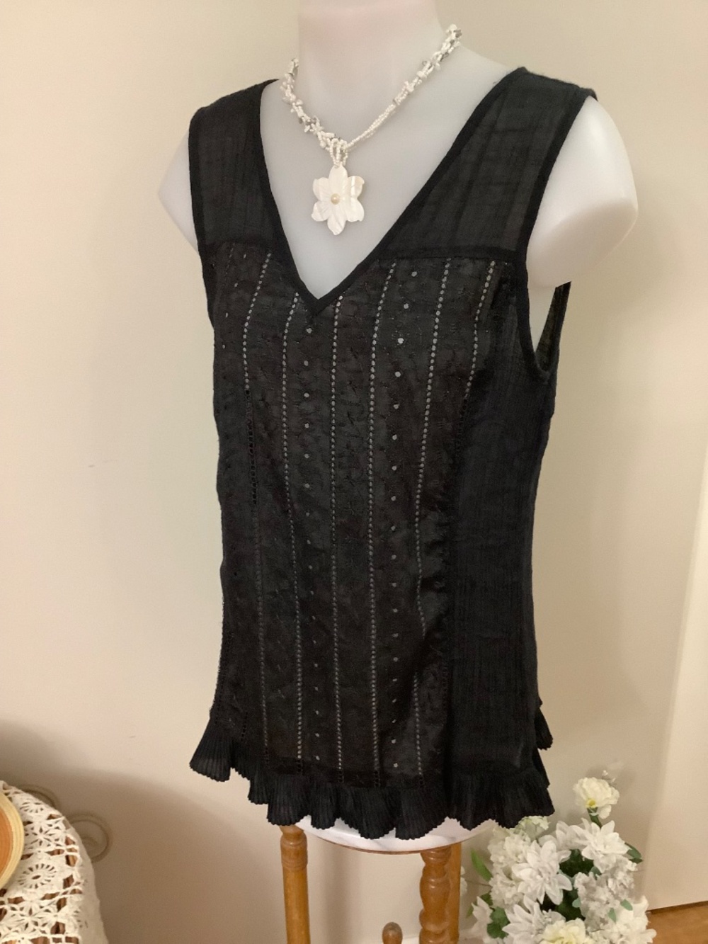 Black Eyelet Top fits M/L 36-38 bust - Picture 2 of 12